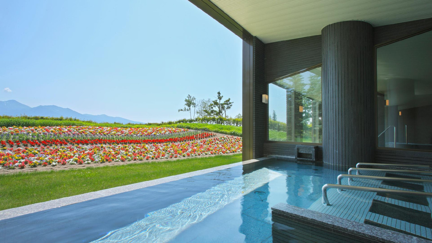 大雪山系と色彩の美しさを望む丘の上のホテル4287437