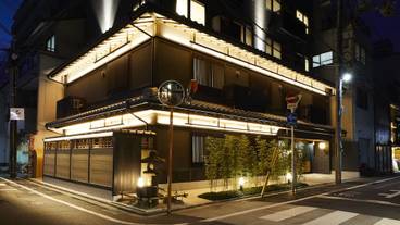 施設の正面 (日没後) / 7