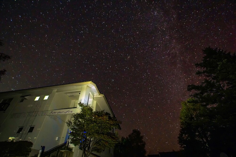 施設の正面 (日没後)