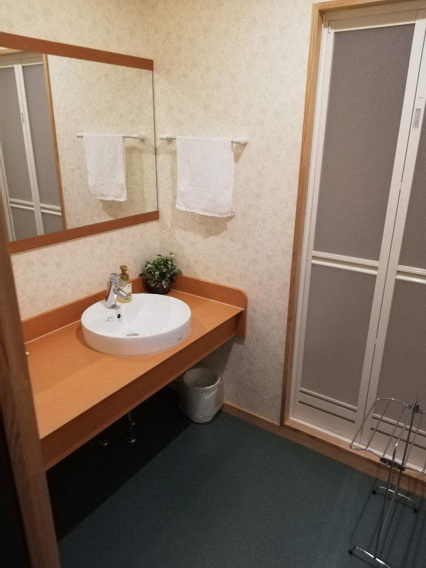 アメニティーも最低限あります。客室にシャワールームがあります