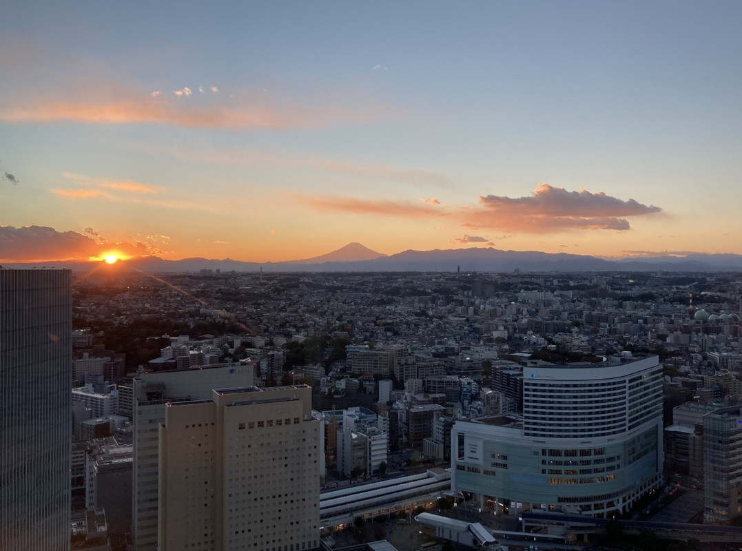 夕暮れ時の桜木町駅前と富士山
