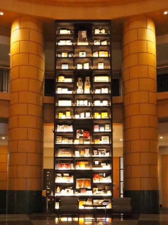 ロビーの本棚は5,000冊の本で圧巻。