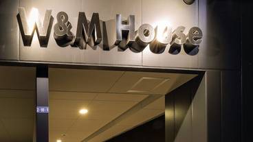 施設の正面 (日没後) / 3