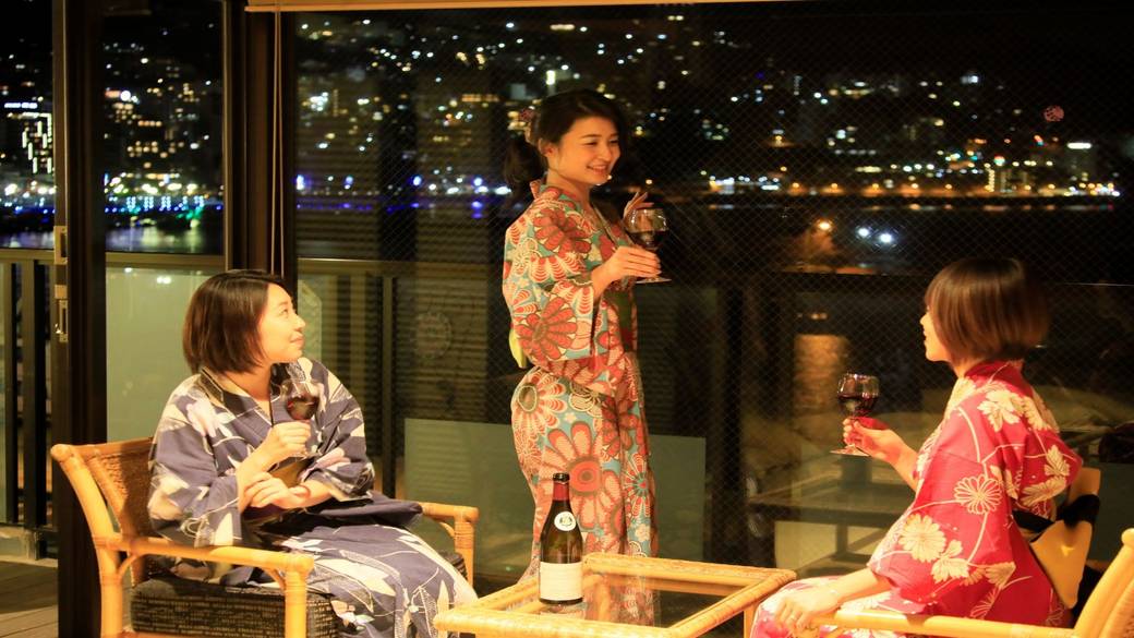 熱海の夜景を横目に
女子トークを満喫 / 2