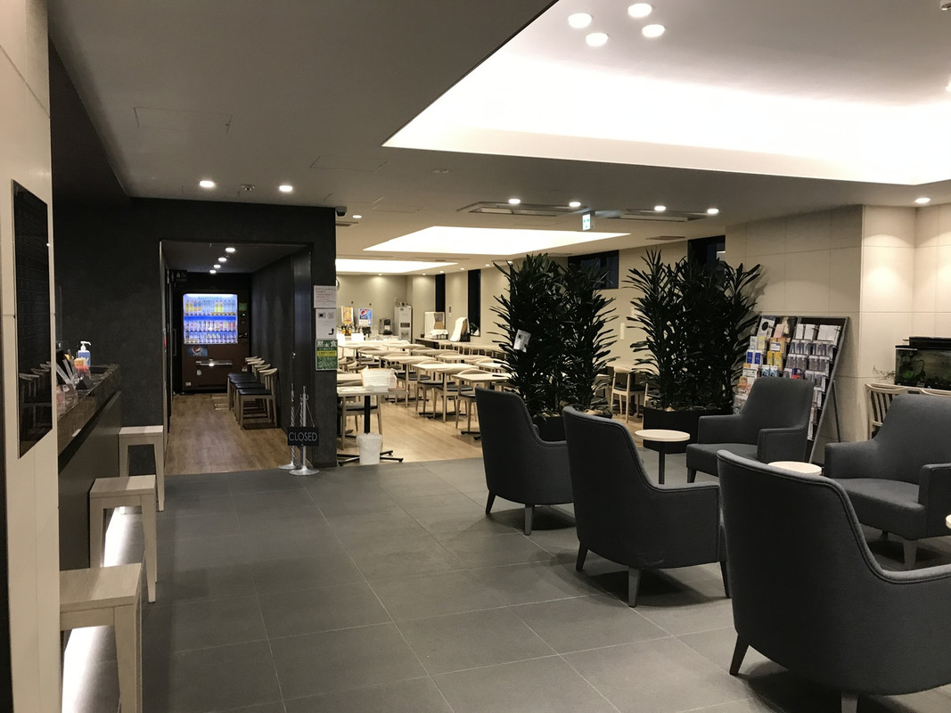 1階フロント前と奥は食堂