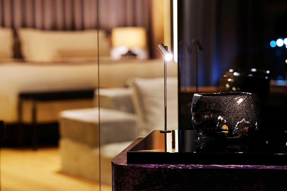 古美術品に囲まれて。美術商プロデュースのホテル4009773