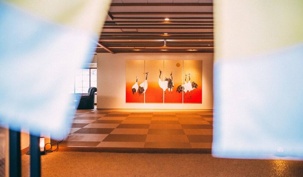 お香の香りに迎えられ
ゆったりとチェックイン / 3