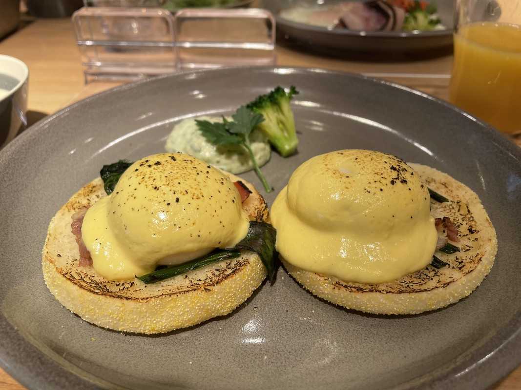 朝食のエッグベネディクト