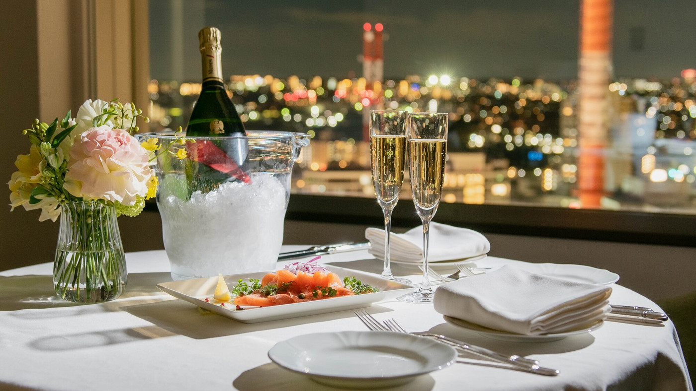 お部屋でスペシャルなディナーを。ワンランク上のシェラトンクラブ4047917