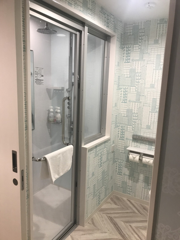 シャワールームとトイレ