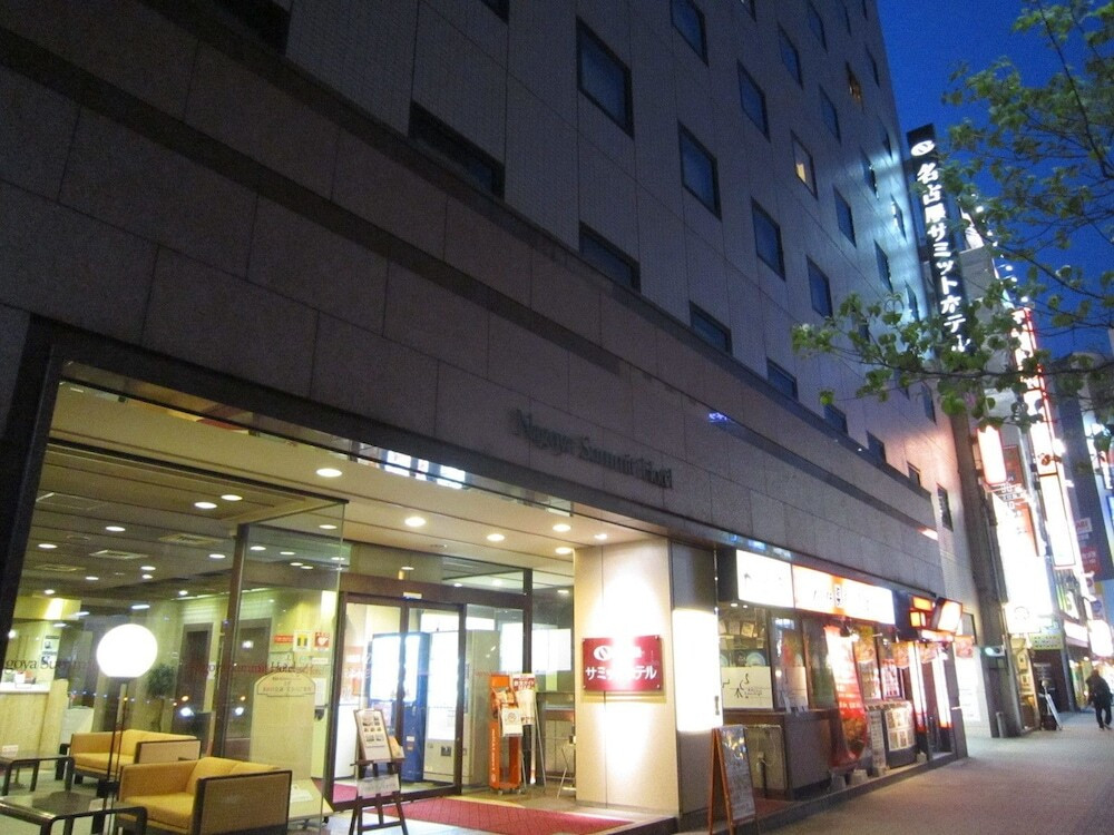 施設の正面 (日没後)