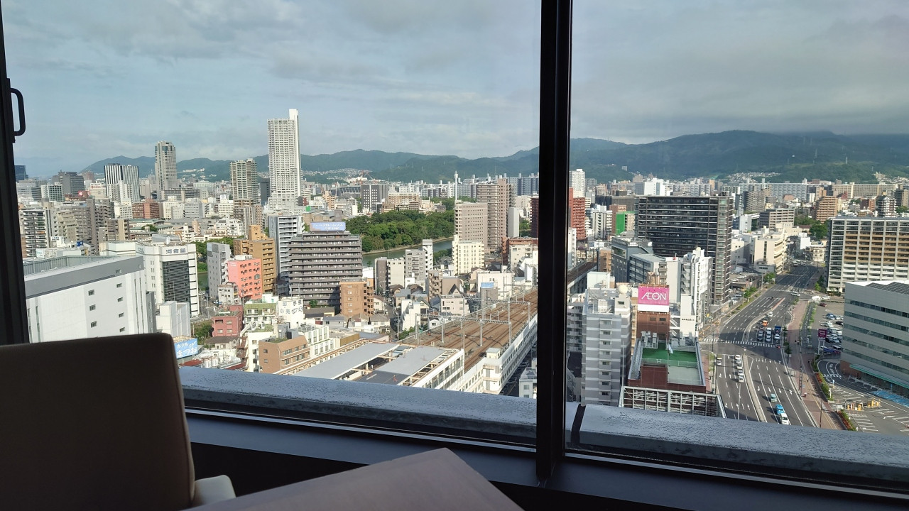 クラブラウンジで広島駅を眺めながらの朝食