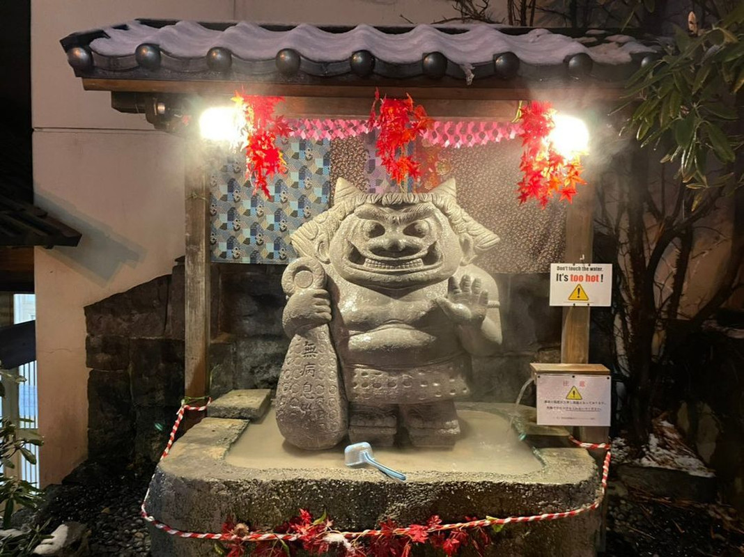 登別温泉には、「地獄谷」にちなんだ鬼の像がたくさん。極楽通り沿いにある手湯「湯かけ鬼像」は、無病息災を祈って造られたのだそう / 3