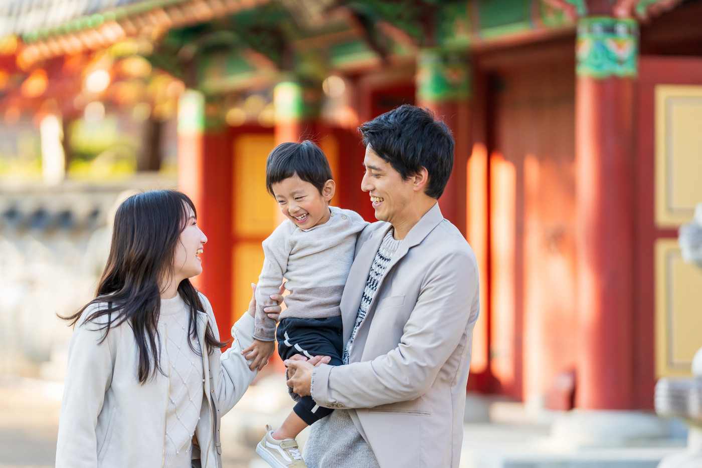 観光を楽しむ若いカップル