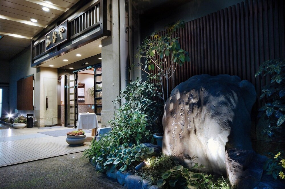 施設の正面 (日没後)