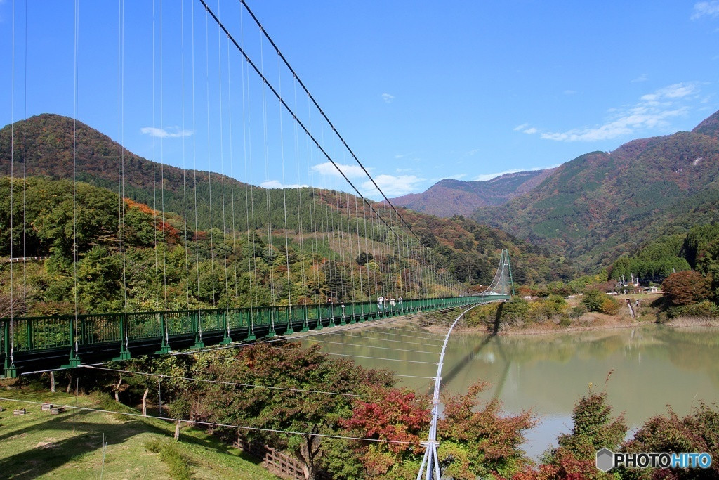 新緑の季節を迎える塩原温泉、箒川と天狗岩