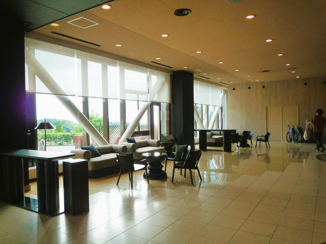 1階 落ち着いた大人の雰囲気のロビー