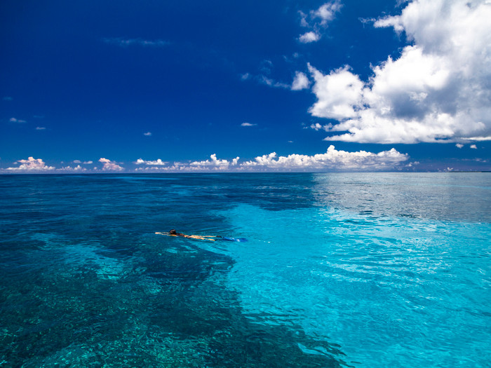 透明度が高い多良間島の海。空を飛んでいるような感覚になるほど青く澄んでおり、ダイバーに人気