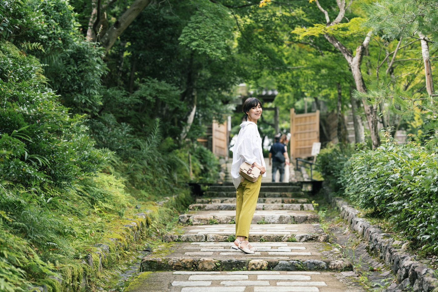 一人旅を楽しむ女性