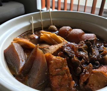 牛スジ出汁たっぷりの赤味噌ベースのおでん