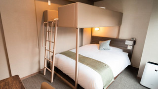 スーパールーム (ダブルベッド1台＋ロフトベッド1台)