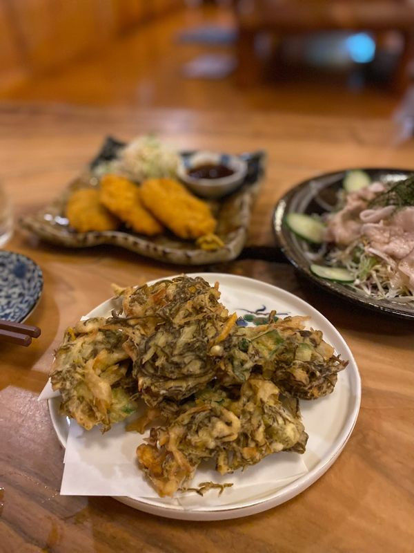 「もずくの天ぷら」。他にもゴーヤチャンプルーや、豆腐チャンプルーなど沖縄ならではのメニューが豊富 / 2