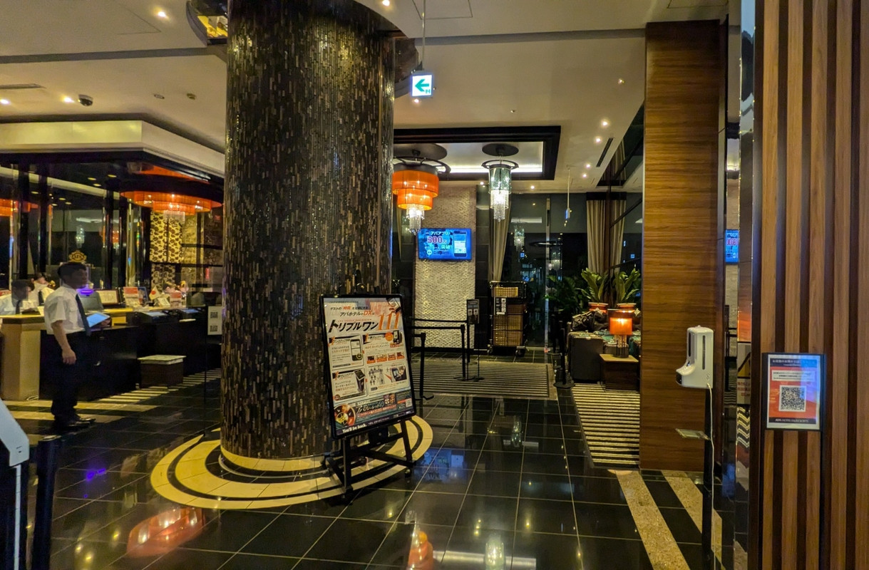 ロビー～ロント付近も、アパらしいデザイン