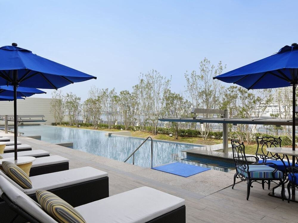 温水プールでリゾート気分を満喫3406356