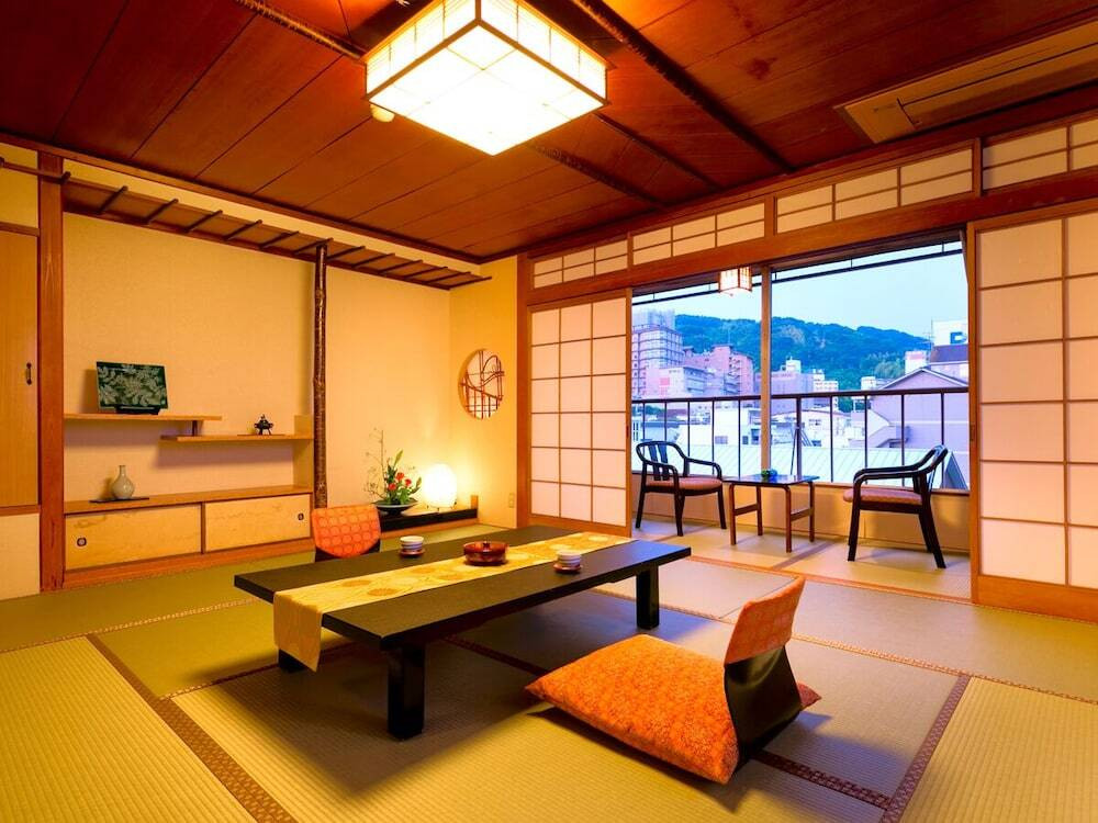 2. 旅情感あふれる和室でほっこり「道後温泉 道後グランドホテル」4264435