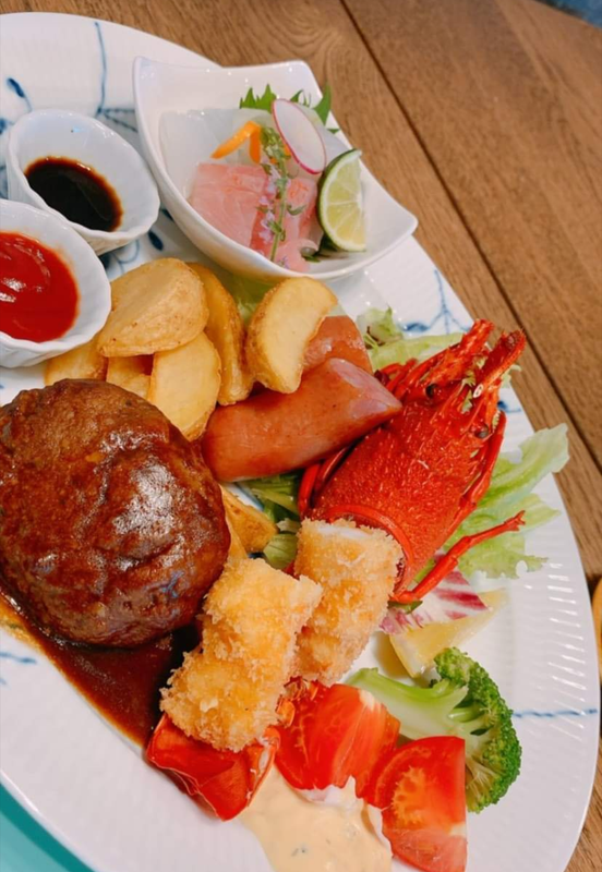 頭付き伊勢海老フライなど、豪華な内容のお子様ランチ / 1