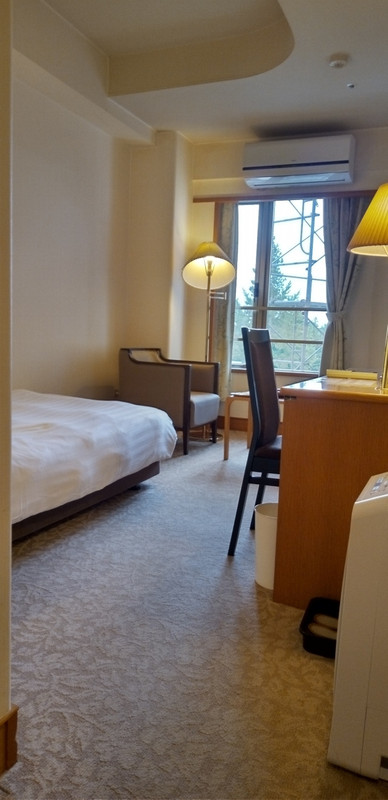 シングルルームは広めですが、荷物ラックがなくて不便です。