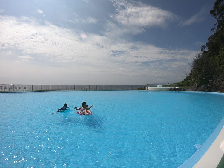 朝食を早めに済ませ朝からプールへ。 ほぼ貸切状態。 天気も最高に良かったのでイイ感じの写真も撮れました♪