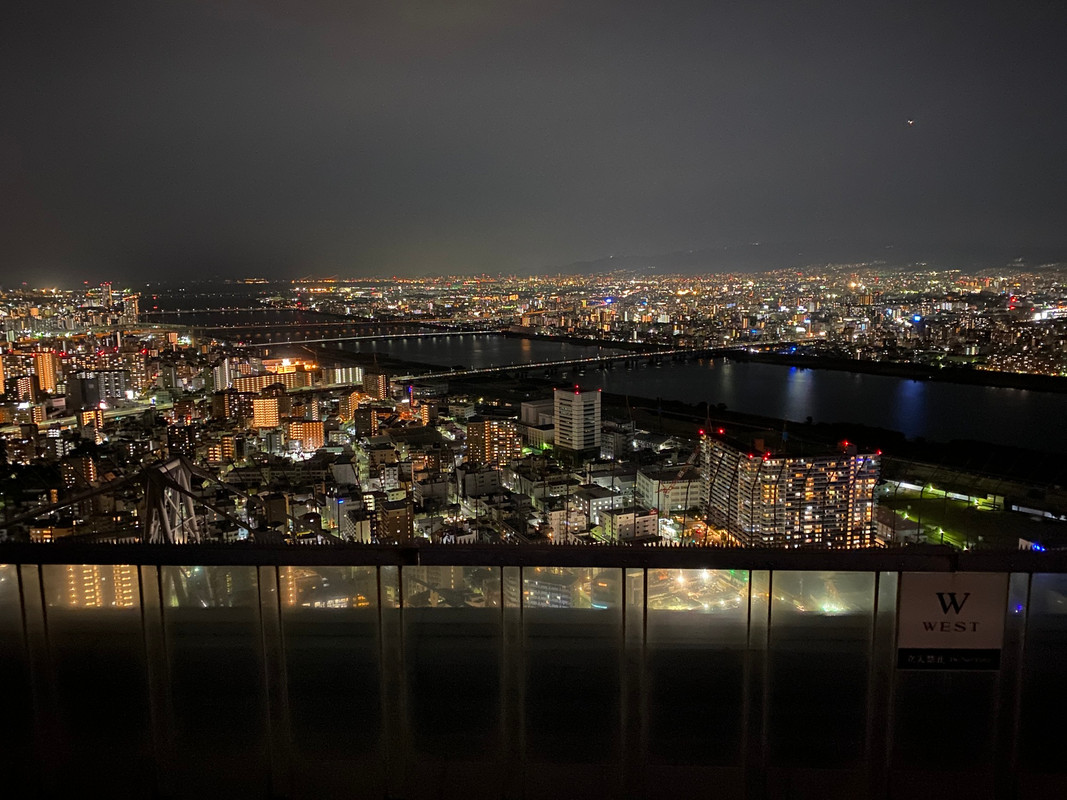 夜は梅田スカイビルの屋上の展望台をぐるりと歩き、風を感じながら梅田の夜景を楽しみました。