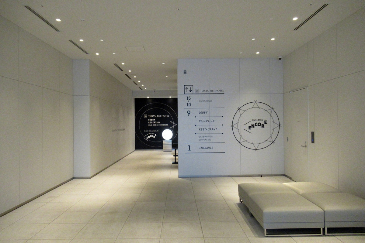 エントランスロビー、夜はプロジェクションマッピングで綺麗です