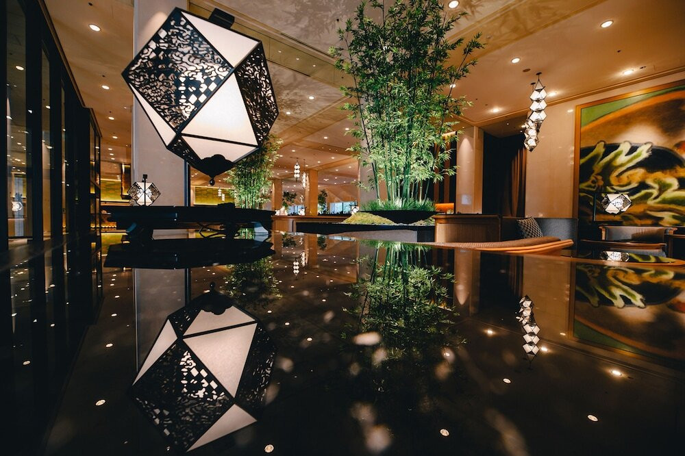 日本庭園で鯉の餌やり体験を楽しんで4756056