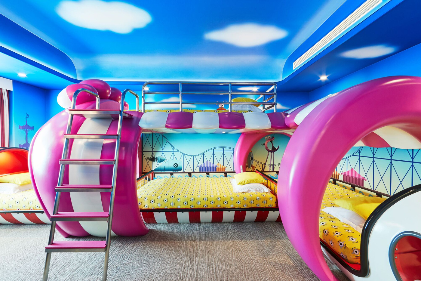 巨大ジェットコースターのベッドが新体験！「ミニオンルーム 3」3106732