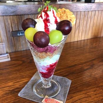 「フェイバリット・コーヒー 和歌山店」 料理 137470777 ブドウのパフェ