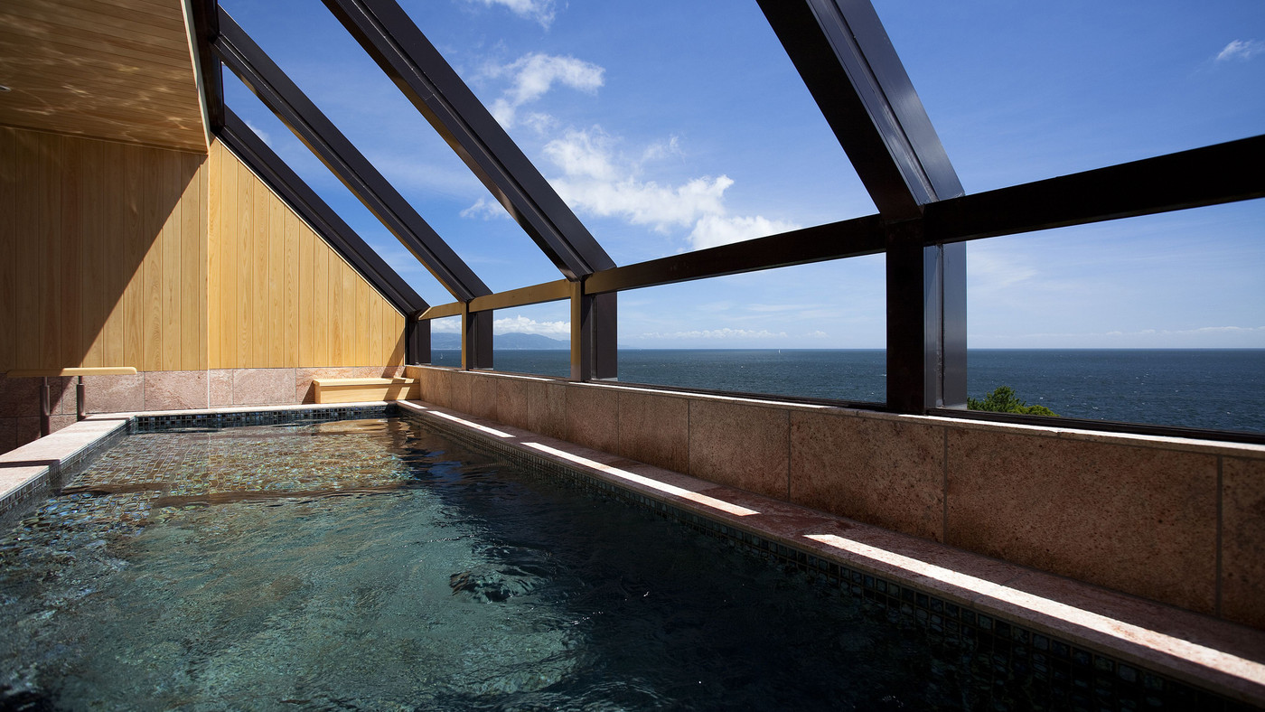 ハーバービューを楽しめるプール。圧巻の景色を心に焼き付けて3465610