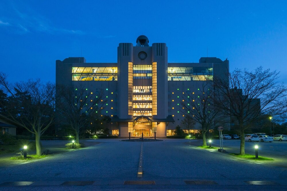 施設の正面 (日没後)