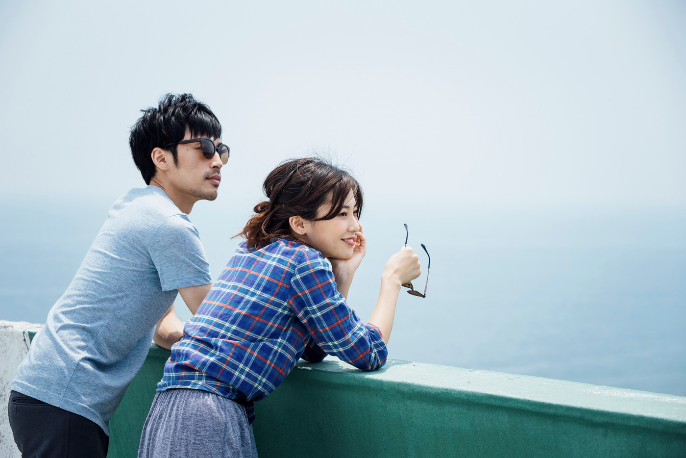 カップル、海