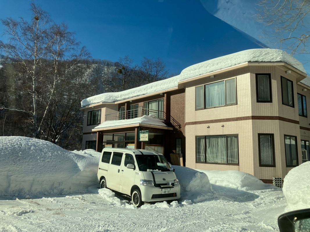 朝里川温泉内にあり、駐車場も目の前です。