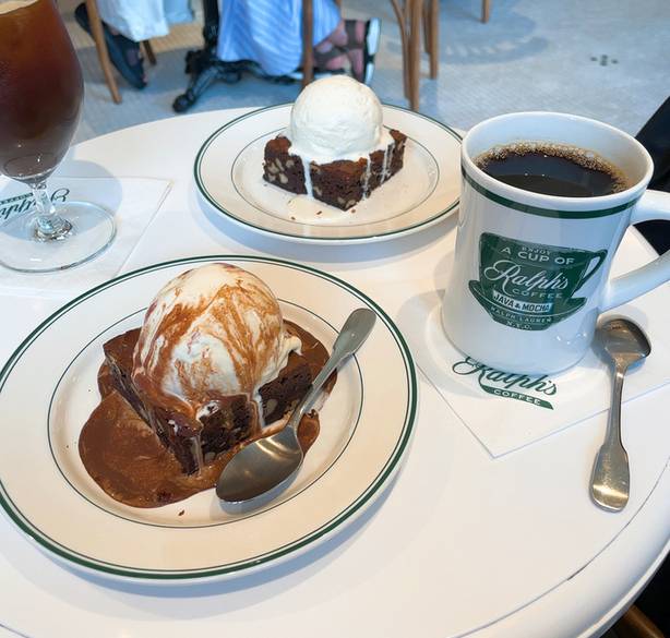 白緑で統一された店内
おしゃれカフェで休憩 / 1