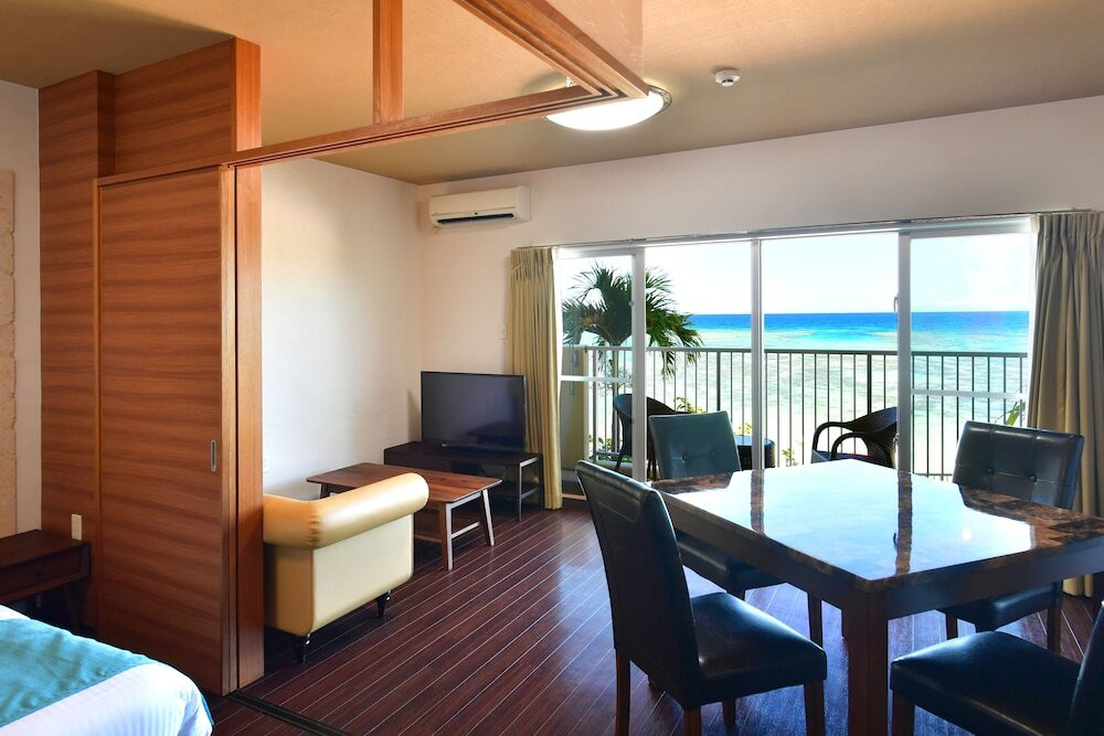 客室内のダイニングエリア