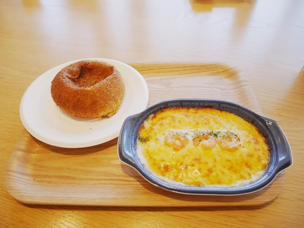 事前に購入してきたドリアと「カフェ・ラ・セゾンの」パン / 1