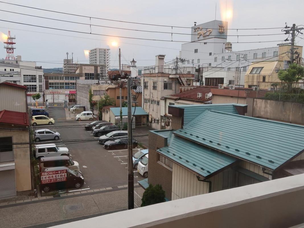 窓から見た周辺の町並み