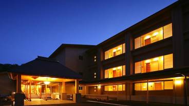 施設の正面 (日没後) / 2