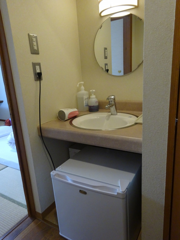 冷蔵庫が洗面台の下に収まりきらないのはご愛敬(笑)