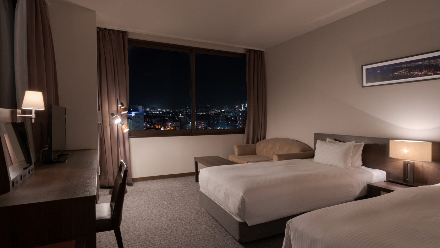 最上階バーや高層階客室からの夜景にうっとり。朝食ビュッフェには豊富なスイーツも♪3631893