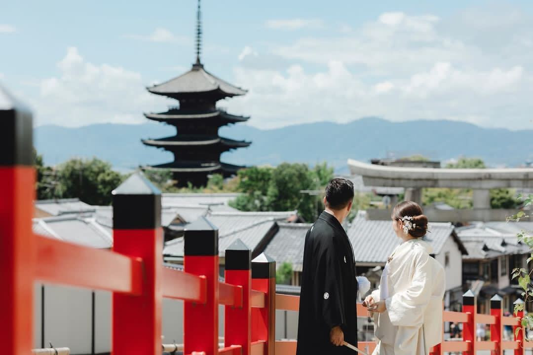 今回の旅は、結婚式の前撮りがメインでした。外国人の旦那さんが和装をしたいとのことで、風情ある京都を選びました。 / 1
