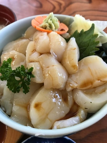「レストハウスところ」 料理 58430452 生ホタテ丼　￥1,000